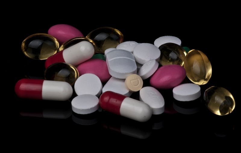 weight loss supplements for beginners - assorted capsules and pills for a simple daily routine